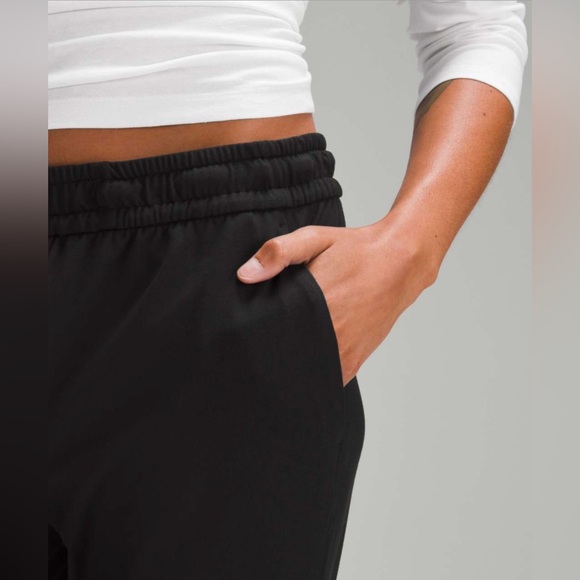 LULULEMON | ✨NEW✨ Soft Jersey Classic-Fit Mid-Rise Cropped Jogger in Black - Picture 4 of 8